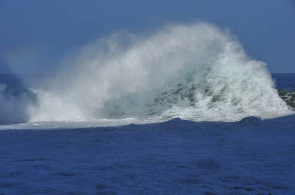Mar violento e grandes ondas na Kalalau Beach, na Na'Pali Coast, costa norte de Kauai, no Havaí